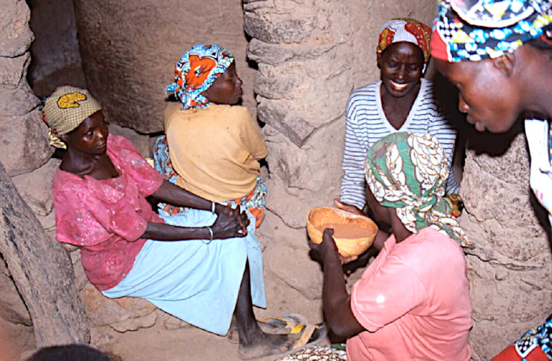 Ethnie Mafa. Femmes partageant la bière du rituel zom baba. © Müller-Kosack 2003.